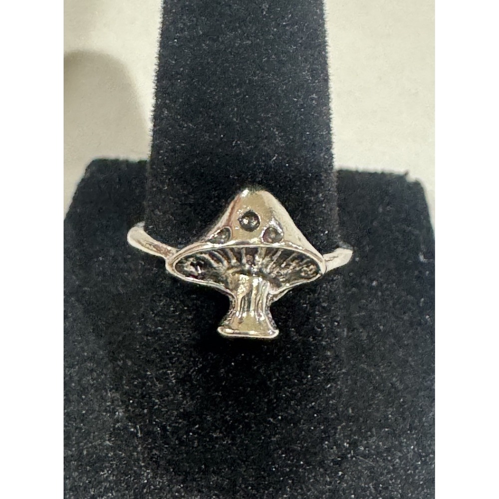 Silver Tone Mushroom Band Ring Size 7 Metal No Stone Nature Theme MPN 0128
